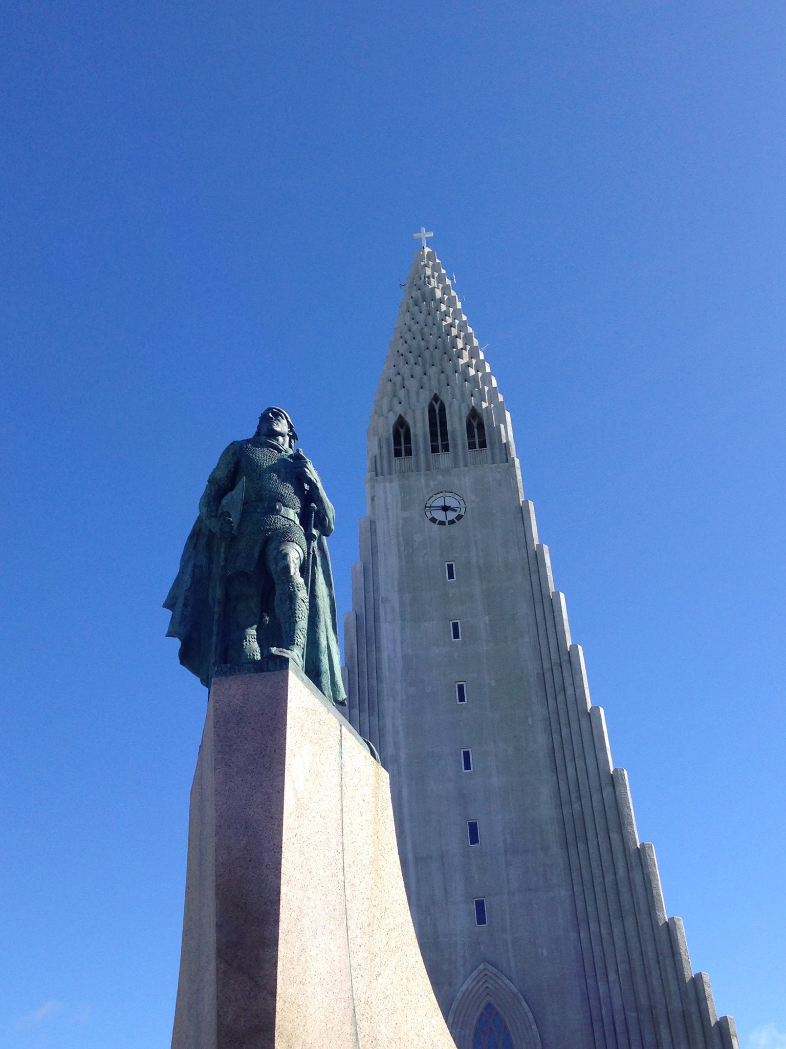 Hallgrímskirkja and the statue of Leifur heppni