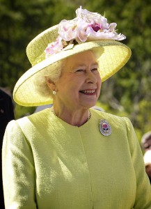 555px-Elizabeth_II_greets_NASA_GSFC_employees,_May_8,_2007_edit